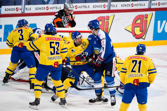 Sveriges Daniel Rahimi flyttar målburen och Joel Lundqvist