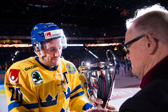 Sveriges Joel Lundqvist tar emot pokalen