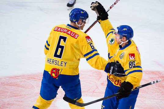 Sveriges Linus Klasen (th) gör 0-1 och jublar med Patrik