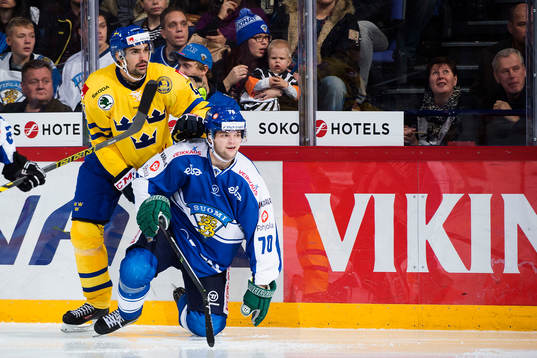 Sveriges Daniel Rahimi trycker till Finlands Teemu
