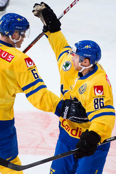 Sveriges Linus Klasen (th) gör 0-1 och jublar med Patrik