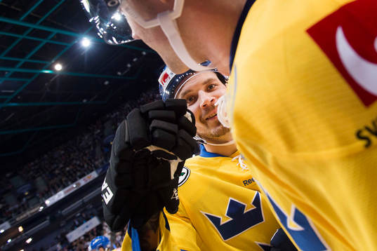 Sveriges Johan Fransson jublar med Patrik Hersley