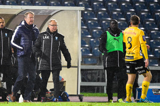 Malmö FFs tränare Åge Hareide och läkare Pär Herbertsson är irriterade på Elfsborgs Anders Svensson (th) efter en tackling på Malmö FFs Emil Forsberg (ej i bild)
