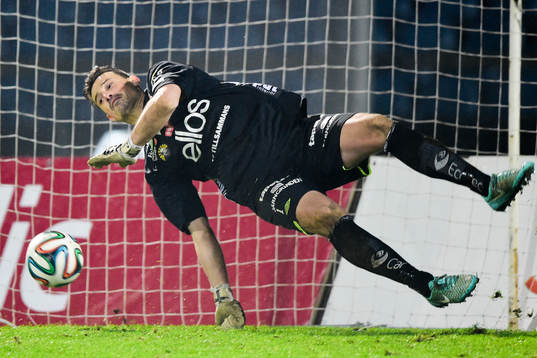 Elfsborgs målvakt Kevin Stuhr Ellegaard räddar en straff från Malmö FFs Pawel Cibicki (ej i bild)