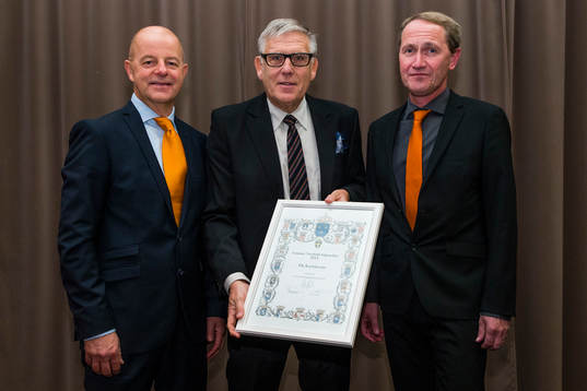 FK Karlskronas ordförande Anders Johansson (v) och FK Karlskronas andra ordförande Thomas Nilsson (h) tar emot ett stipendium ur Gunnar Nordahls minnesfond