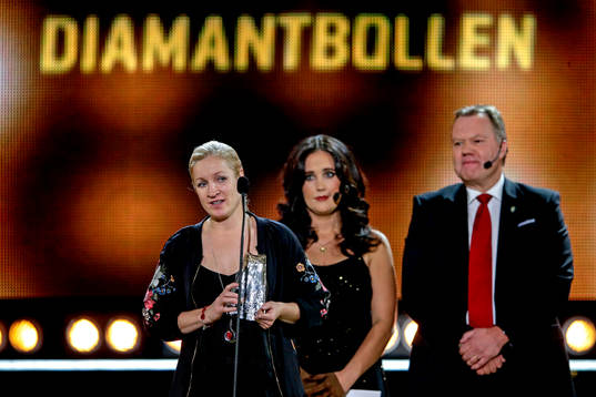 Victoria Sandell Svensson mottog priset istället för Lotta Schelin av Anja Gatu, Sportchef Sydsvenskan och Karl-Erik Nilsson, Ordförande Svenska Fotbollsförbundet delade ut Diamantbollen