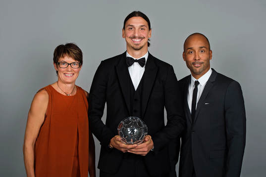 Zlatan Ibrahimovic årets forward med utdelare Lena Videkull och Martin Dahlin