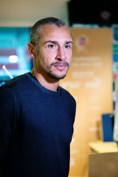 Henrik Larsson intervjuas av media efter han presenteras som ny tränare i Helsingborg