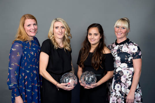 Årets genombrott till Malin Diaz och Årets mest värdefulla spelare Anja Mittag. Prisutdelare var Karolina Westberg och Frida Östberg