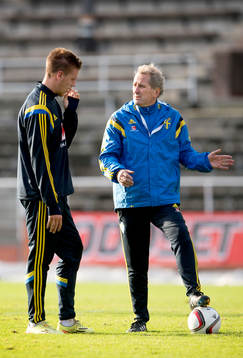 Sveriges förbundskapten Erik Hamrén samtalar med Pontus Jansson