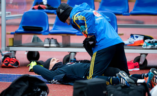 Sveriges Kim Källström får massage