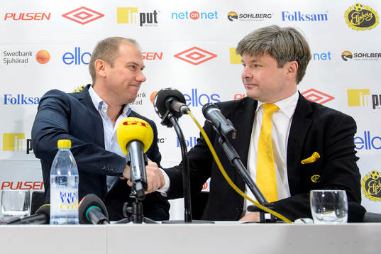 Magnus Haglund tar i hand med ordförande Bo Johansson när Magnus presenteras som Elfsborgs nya manager