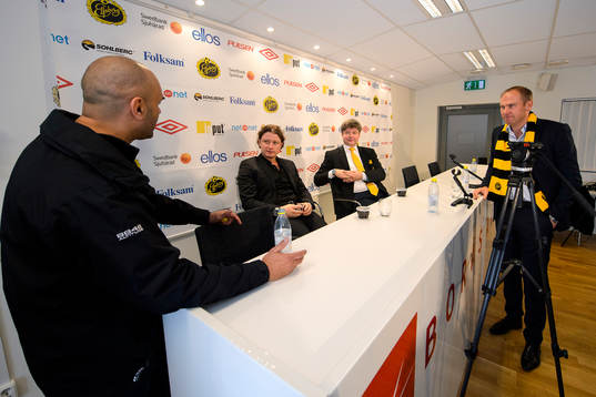Elfsborgs tränare Jan Mina (vänd från kameran), sportchef Stefan Andreasson, ordförande Bo Johansson och manager Magnus Haglund