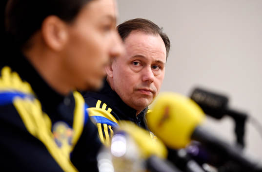 Niklas Bodell, presschef för herrlandslaget, tittar på när Sveriges Zlatan Ibrahimovic pratar