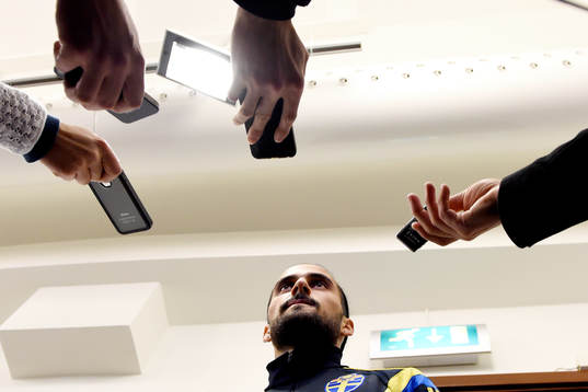Sveriges Erkan Zengin pratar med media