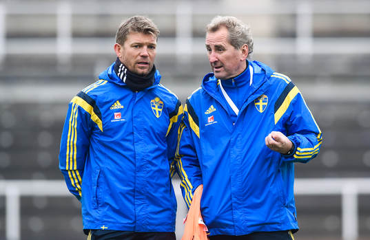  Sveriges players manager Marcus Allbäck och förbundskapten Erik Hamrén