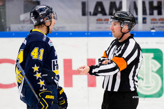 s Chris Campoli i samspråk med Domare Christoffer Karlsson