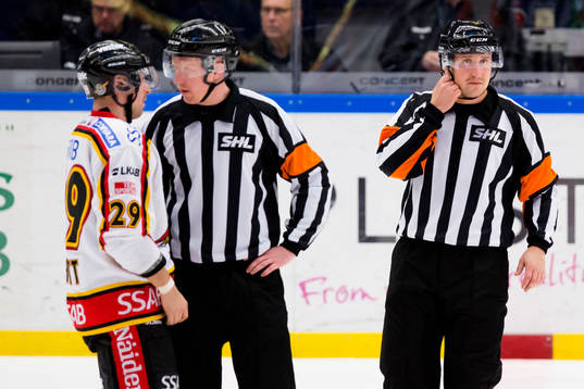 Luleås Chris Abbott i samtal med domaren Mikael Holm och