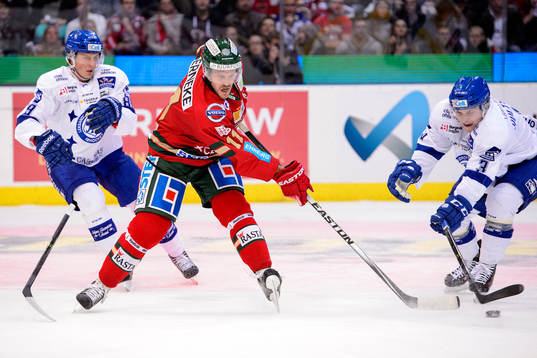 Frölundas Magnus Kahnberg skjuter förbi täckande
