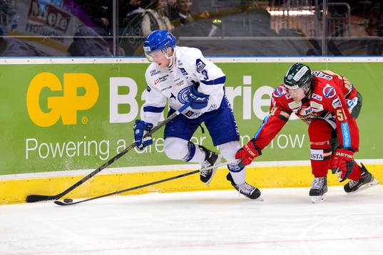 Leksands Linus Hultström jagas av Frölundas Mats Rosseli