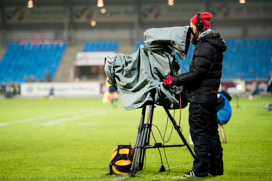 TV sänder fotbollsmatchen i Champions League mellan Fortuna Hjørring och FC Rosengård den 13 november 2014 i Ålborg.
