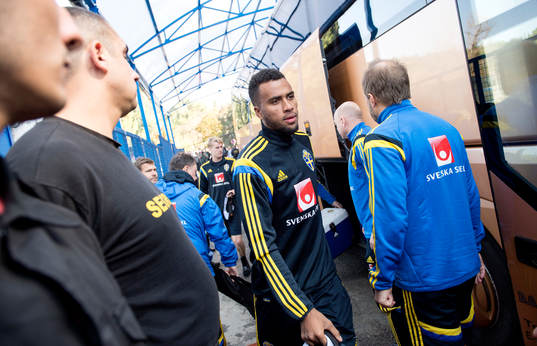 Sveriges Isaac Kiese Thelin anländer till träningen 