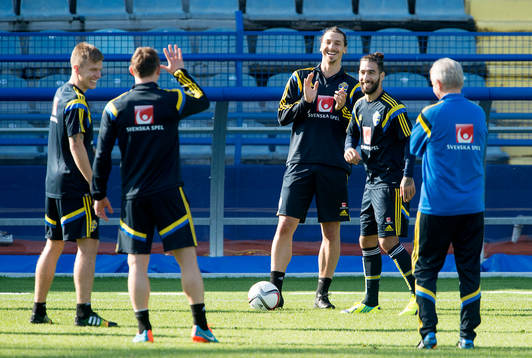 Sveriges Zlatan Ibrahimovic och Jimmy Durmaz