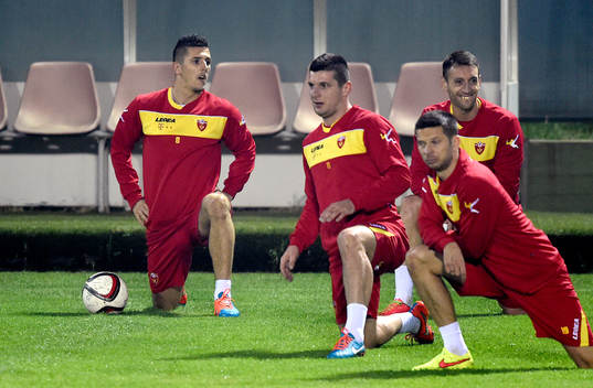 Montenegros Stevan Jovetic (vänster)