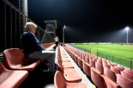 Sveriges Reine Almqvist besöker Montenegros träning för att försäkra sig om att de inte mörkat skadan på  Mirko Vucinic den 14 november 2014 i Podgorica.