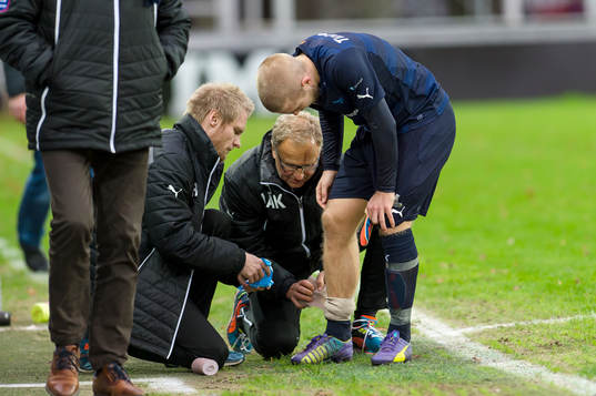 Malmö FFs Anton Tinnerholm tas om hand av läkare