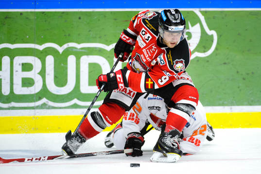 Malmö Redhawks Frederik Storm vinner en kamp om pucken med