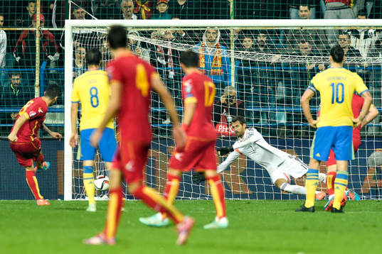Montenegros Stevan Jovetic kvitterar till 1-1 på straff