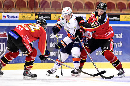 Växjös Tuomas Kiiskinen i kamp om pucken med Luleås