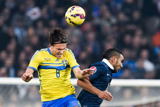 Sveriges Albin Ekdal i nickduell med Frankrikes Dimitri Payet
