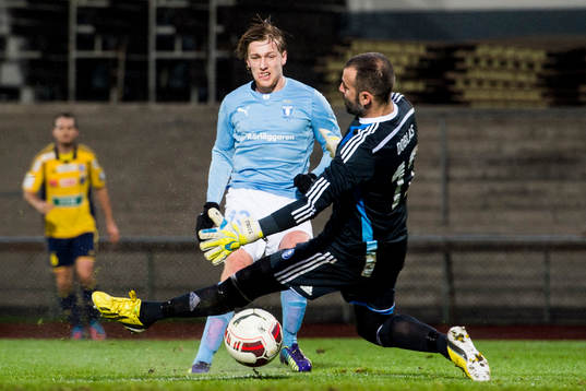 Malmö FFs Emil Forsberg gör 1-0 mellan benen på Helsingfors målvakt Antonio Doblas