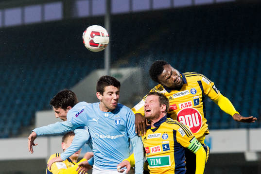 Malmö FFs Erdal Rakip i nickduell med Helsingfors Teemu Tainio och Gideon Baah