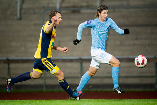 Malmö FFs Pawel Cibicki jagas av Helsingfors Markus Heikkinen