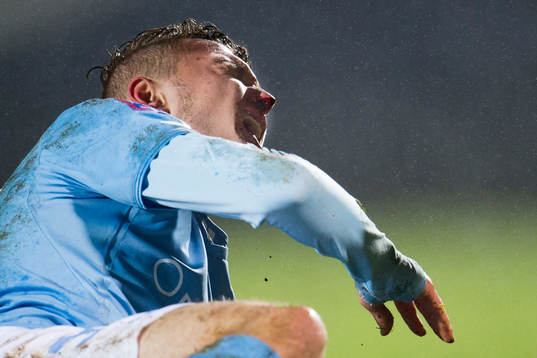Malmö FFs Piotr Johansson har fått en smäll på näsan och blöder