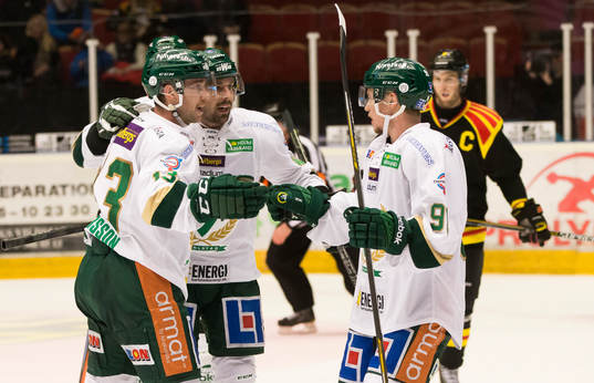 Färjestads Linus Persson  reducerar till 4-1 och firar med