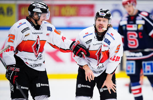 Karlskronas Mikael Kurki åker av isen med ett brutet finger