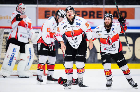 Karlskronas Mikael Kurki åker av isen med ett brutet finger