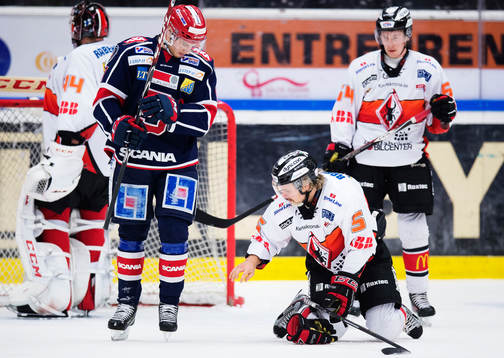 Karlskronas Mikael Kurki bryter ett finger