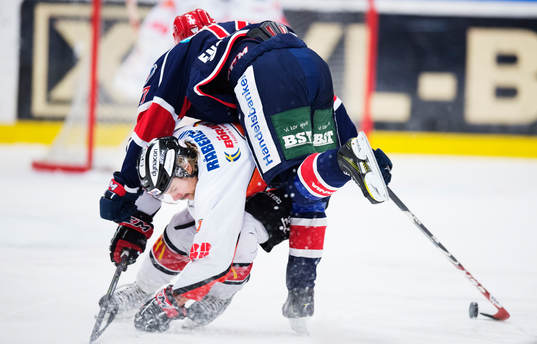 Karlskronas Mikael Kurki tacklar Södertäljes Jonas