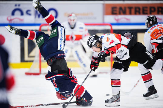 Södertäljes Jonas Engström blir tacklad av Karlskronas