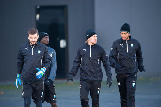 Malmö FFs målvakt Zlatan Azinovic, Enock Kofi Adu, Anton Tinnerholm och Isaac Kiese Thelin anländer till en träning den 25 november 2014 i Malmö. 