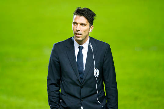 Juventus målvakt Gianluca Buffon inspekterar planen före deras presskonferens den 25 november 2014 i Malmö. 