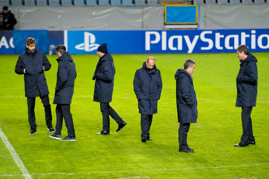 Juventus spelare och ledare inspekterar planen före deras presskonferens den 25 november 2014 i Malmö. 