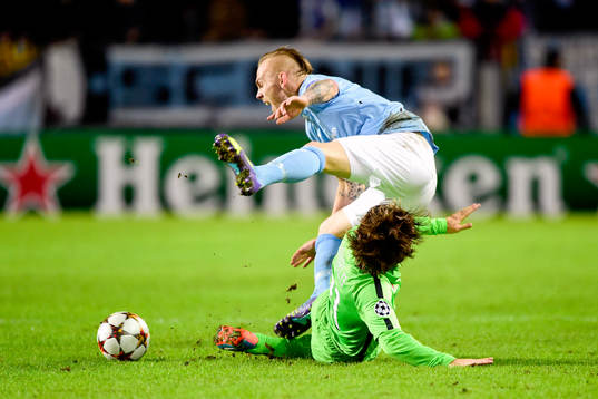 s Magnus Eriksson och Juventus Andrea Pirlo under fotbollsmatchen i Champions League mellan Malmö FF och Juventus den 26 november 2014 i Malmö. 
