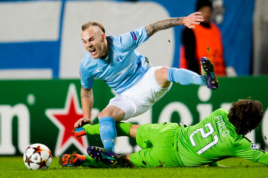 s Magnus Eriksson kapas av Juventus Andrea Pirlo under fotbollsmatchen i Champions League mellan Malmö FF och Juventus den 26 november 2014 i Malmö. 