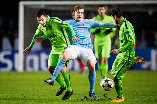 s Emil Forsberg mellan Juventus Carlos Tevez och Claudio Marchisio under fotbollsmatchen i Champions League mellan Malmö FF och Juventus den 26 november 2014 i Malmö. 